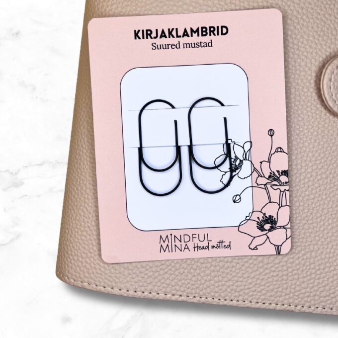 Suured kirjaklambrid on praktiline märkmiku aksessuaar.